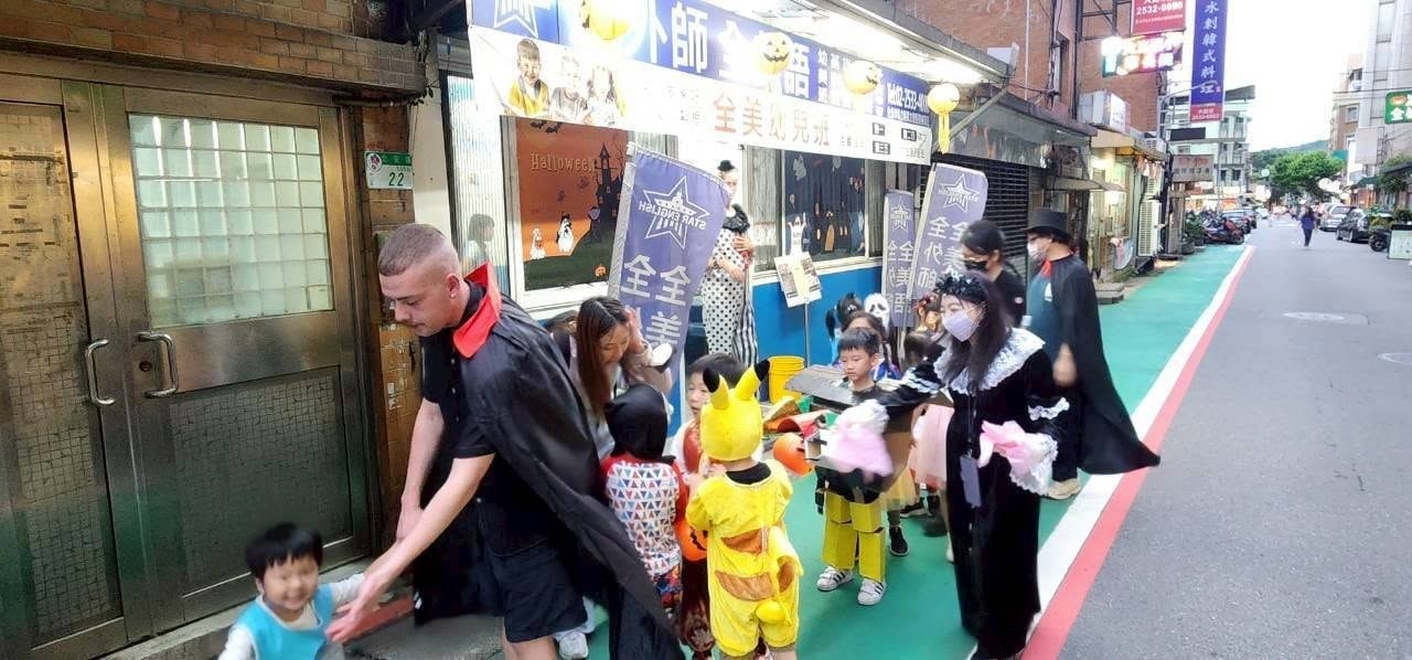 Children in costumes celebrating Halloween in front of Star English